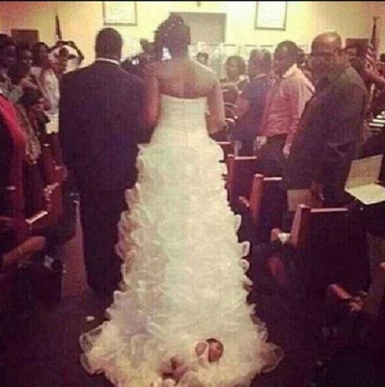 Невеста протащила новорожденную дочь по полу через всю церковь