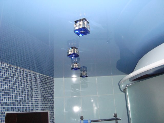Натяжной потолок в ванной: обзор основных вариантов  - фото и видеоинструкции