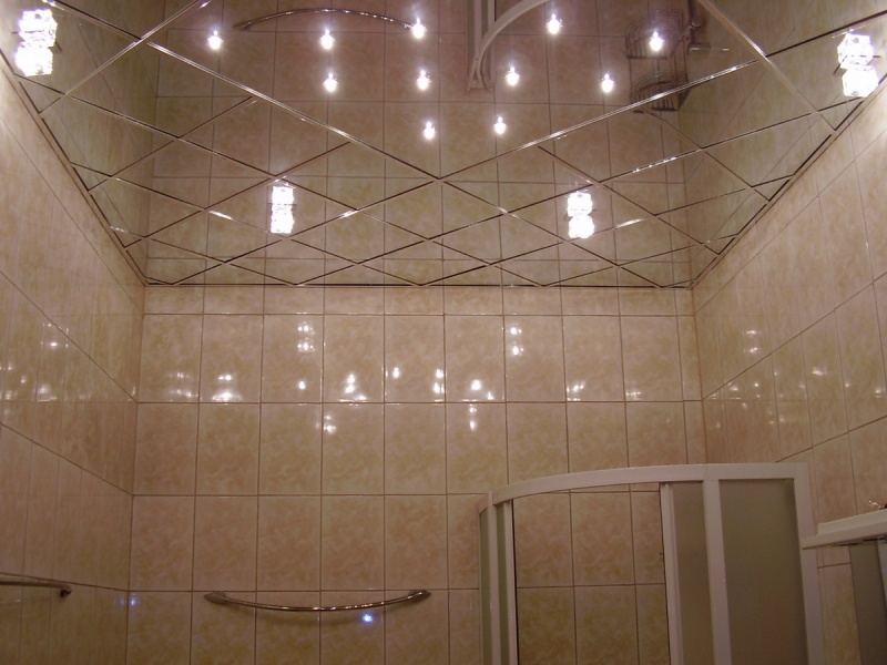 Зеркальный потолок в ванной: инструкция по самостоятельному монтажу  - видеоматериалы, рейтинг, фотографии