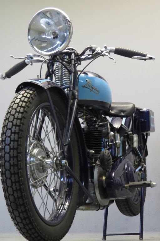 Старинный мотоцикл Raymo